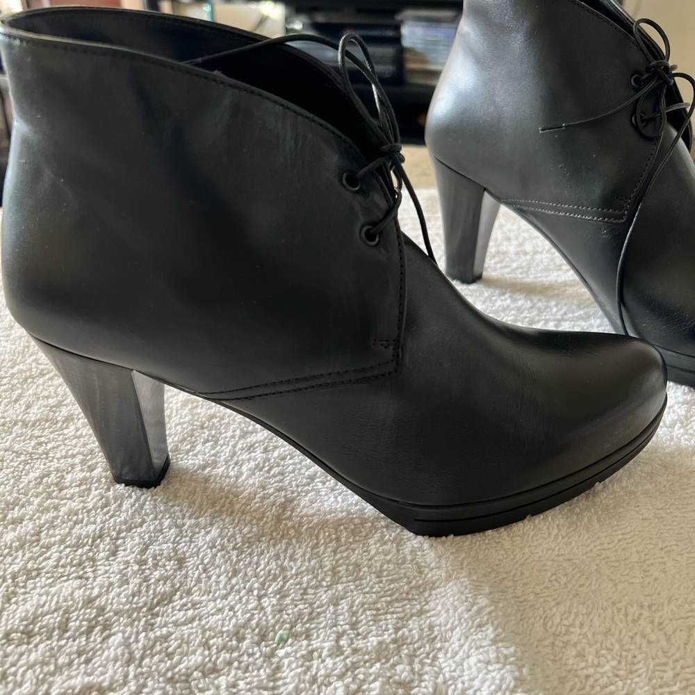 SMOOTH SOFT BLACK LEATHER ANKLE BOOTIES BY C LA CANADIENNE… SIZE 10 M NWOB